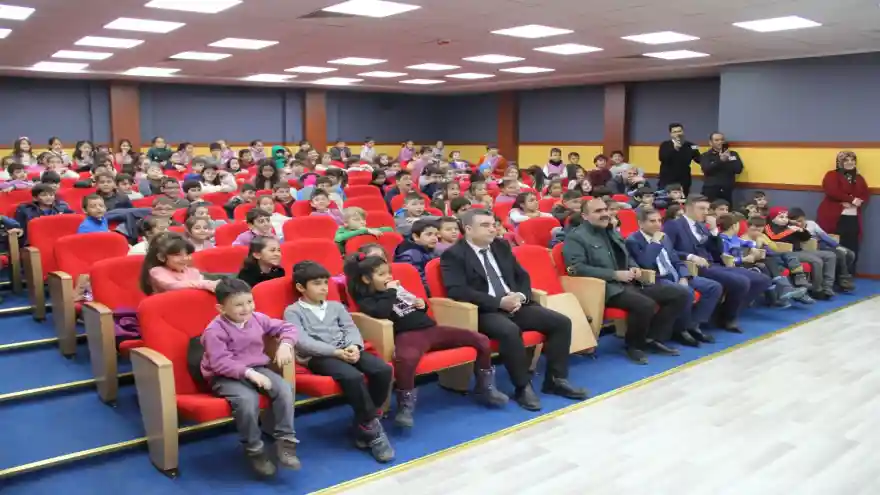 Müdür Tekin, öğrencilere tiyatro izletmek amacıyla tiyatro sahnesi hazırlattı