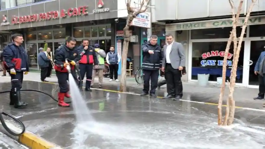 Iğdır Belediyesinden Sokak Ve Caddelere Dezenfekte Çalışması