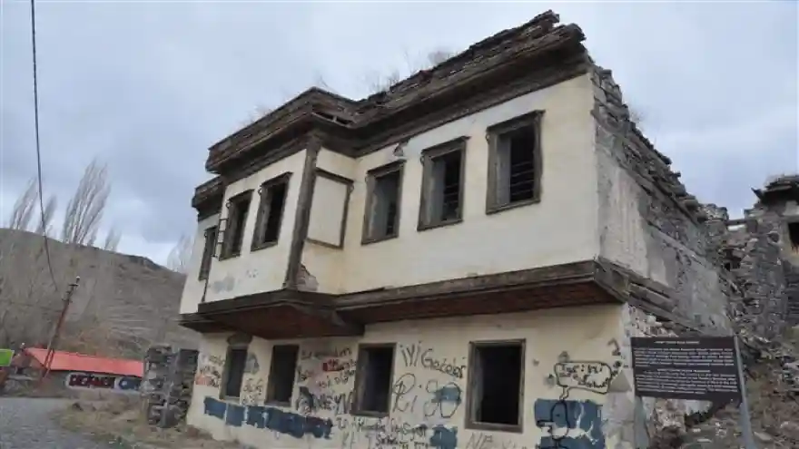 Tarihi Ahmet Tevfik Paşa Konağı’nın son durumu içler acısı!