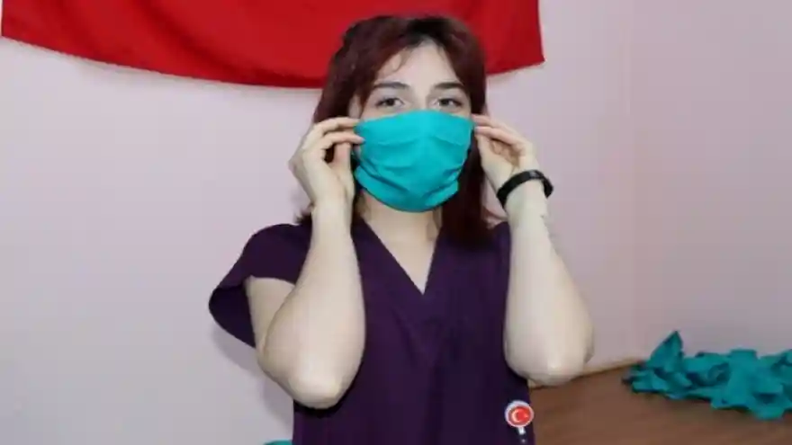 Van maske işinde kendi göbeğini kendisi kesiyor!  