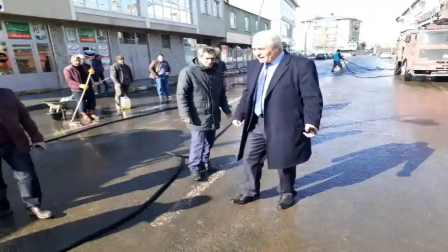 Eleşkirt Belediyesi cadde ve sokakları yıkadı 