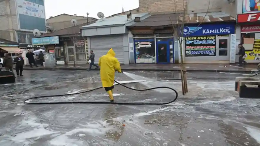 Şehir Merkezindeki Sokak Ve Caddeler Yıkanarak Dezenfekte Ediliyor