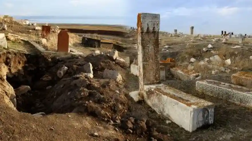 Türk-İslam Mezarlığını Tahrip Ettiler