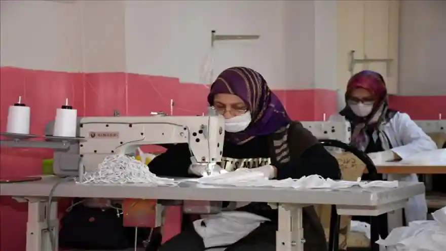  Usta Öğreticiler Maske Üretiyor