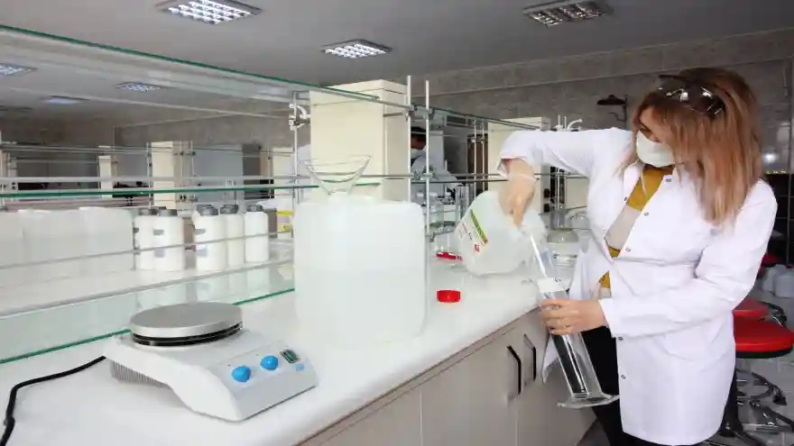 AİÇÜ’de El Dezenfektanı Üretimi Devam Ediyor