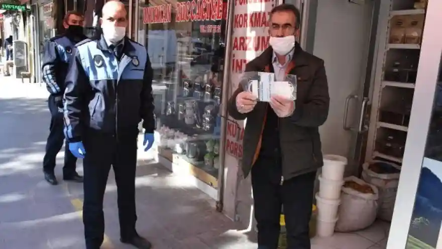 Tatvan Belediyesi, esnaflara ücretsiz maske dağıtmaya başladı