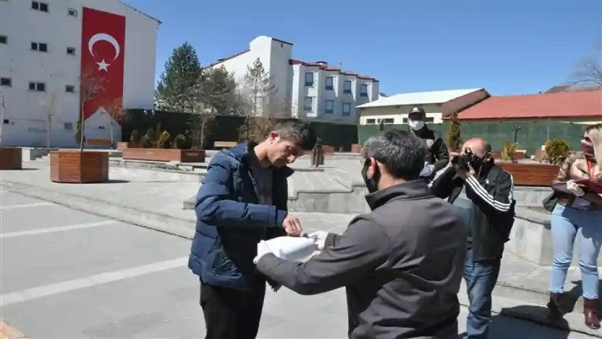 Kars’ta ücretsiz maske dağıtımına başlanıldı