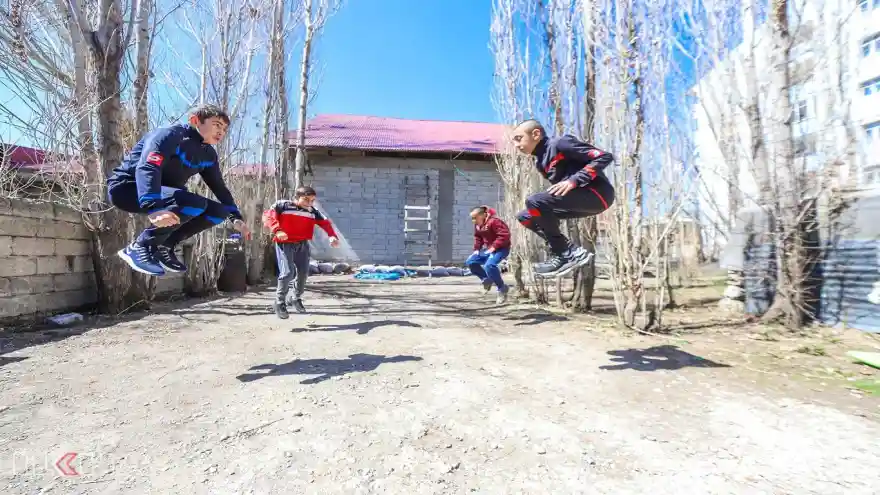 Sporcular antrenmanlarını evde sürdürüyor 