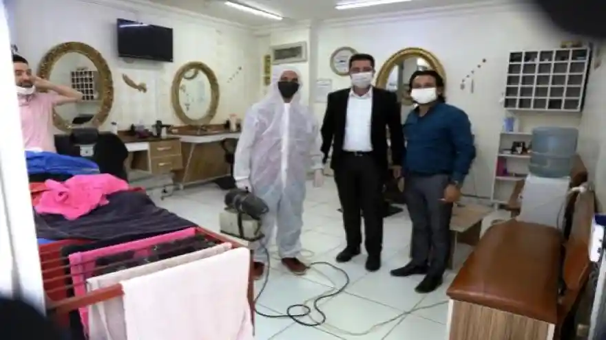 11 Mayıs'ta açılacak berber ve kuaför salonları dezenfekte edildi