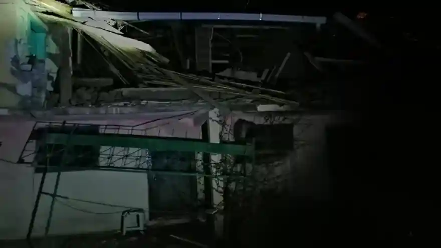 Gece yarısı patlayan tüp evlerini başlarına yıktı