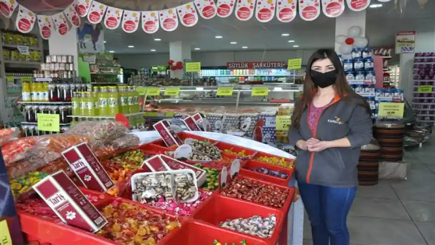 Ramazan Bayramının yaklaşmasıyla yaklaşık 40 çeşit şeker ve çikolata tezgahtaki yerini aldı.