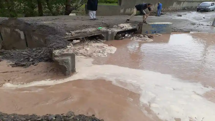 DOĞUBAYAZIT’TA FIRTINALI YAĞIŞIN YARATTIĞI SEL  HASANKEYF MAHALLESİNİ KÖTÜ VURDU!...
