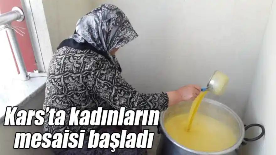 Karslı kadınlar ateşte kaynatarak erittiği tereyağını, sarıyağa dönüştürmeye başladı.