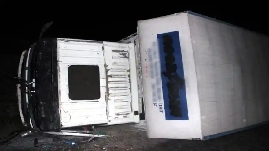 Virajı alamayan tır yan yattı