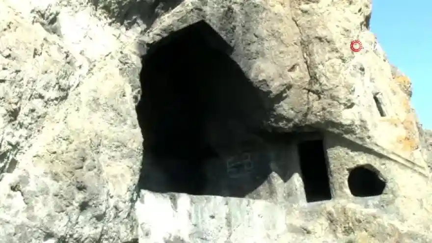 3 bin yıllık kaya mezarlığına jeneratör götürüp spiral ile taşları kestiler