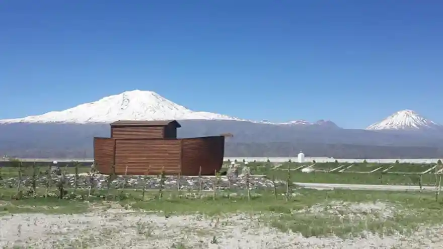 Kurdukları turizm kompleksi ile Ağrı Dağı ve Hazreti Nuh'un Gemisini anlatıyorlar
