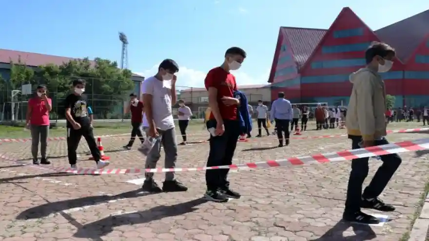 LGS KAPSAMINDAKİ MERKEZİ SINAV BAŞLADI