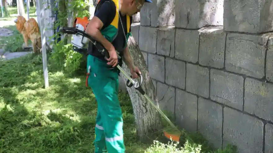 KARS BELEDİYESİ EKİPLERİ PARK VE BAHÇE DÜZENLEME ÇALIŞMALARINI SÜRDÜRÜYOR 