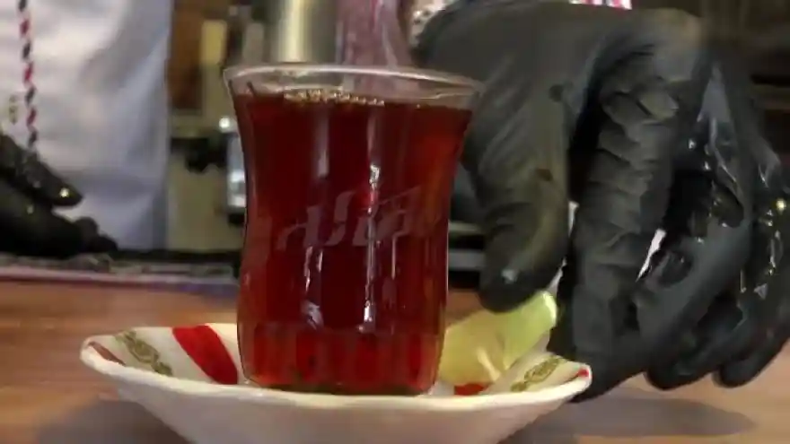 Müşteriye özel isimli çay bardağıyla virüse önlem alıyor