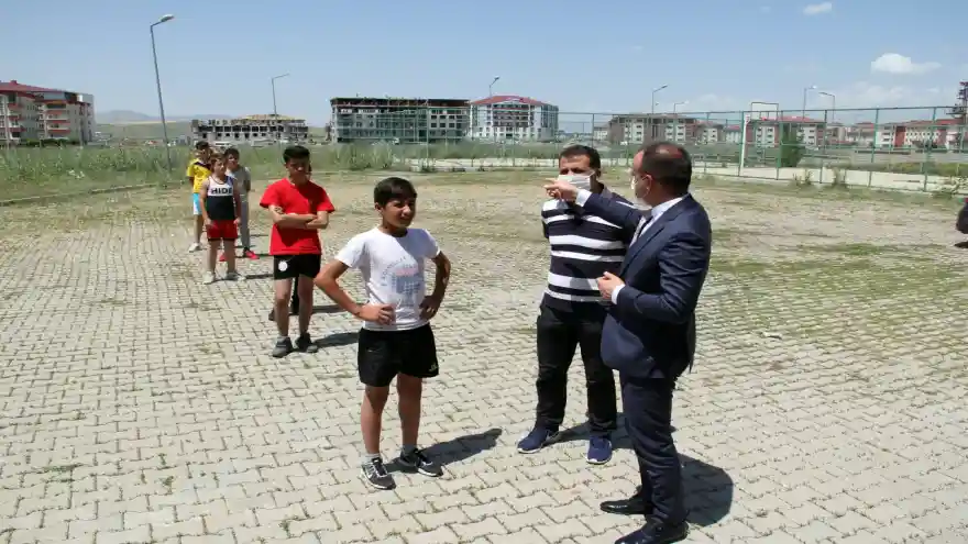 Ağrı Milli Eğitim Müdürü Tekin, yetenek sınavına hazırlanan öğrenciye destek oldu     