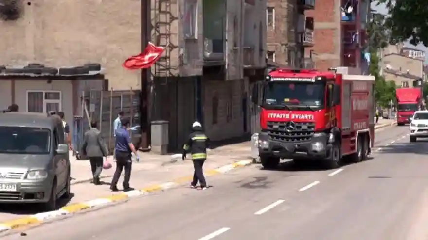 Mahalle arasındaki hurdalık yangını korkuttu