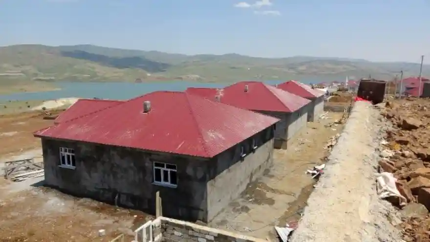 Evleri baraj suyu altında kalan hak sahipleri yeni evlerine yerleşti