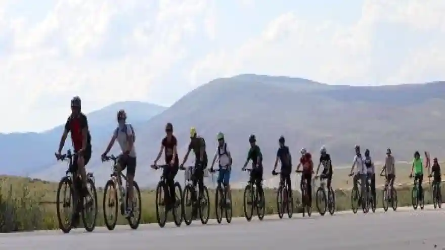 Doğa için pedal çevirip, piknikçilerin çöplerini temizlediler