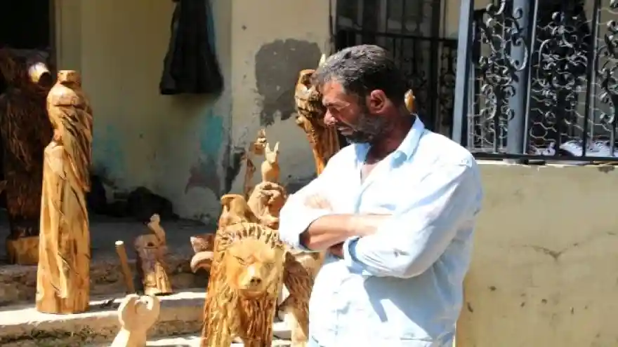 Kuruyan ağaçları heykele dönüştürüyor