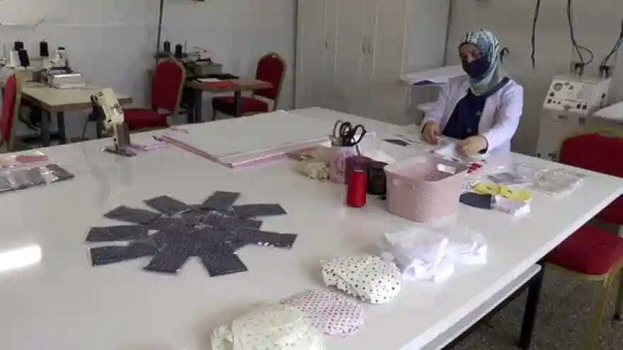 Yetişkin ve çocuklar için farklı modellerde maske üretiyorlar