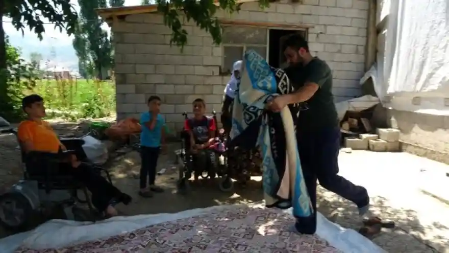 Anne ve 5 engelli kardeşlerine bakmak için geri döndüler