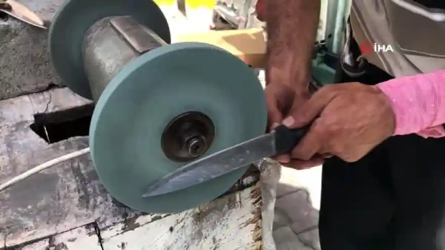 Iğdır'da bıçak bileyicilerinin yorucu mesaisi başladı