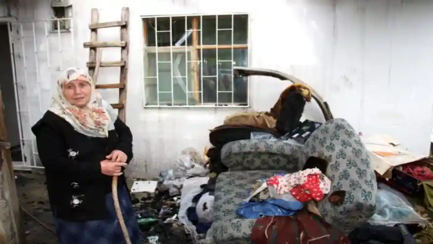 Evi yandığı için ahırda yaşayan 76 yaşındaki Bülbül Nine, yardım istiyor