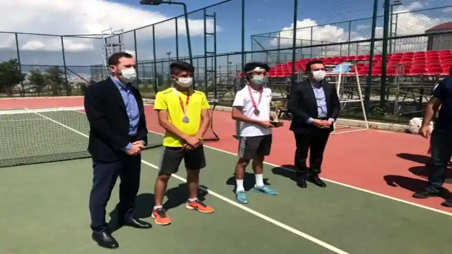 Ağrılı tenisçilerden 3 madalya