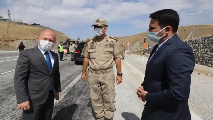 Vali Varol ve Kaymakam Akpınar, sabit yol kontrol noktasında incelemelerde bulundular 