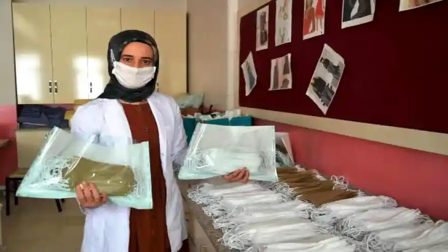  Usta öğretici kadınlar, 65 bin maske üretti
