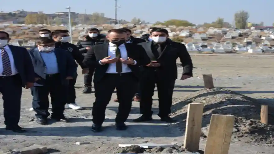 ŞUBE MÜDÜRÜ MEHMET EMİN ELNAZİK MEZARI BAŞINDA ANILDI