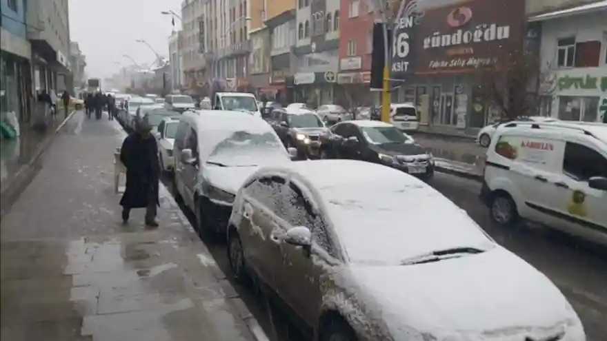 Ağrı’ya  Mevsimin ilk karı yağdı