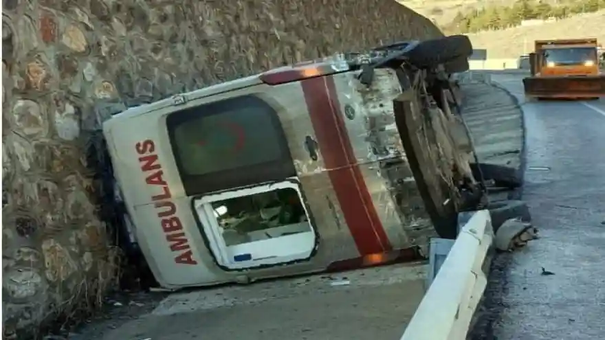 Ağrı 112 Ekibi Kaza Yaptı