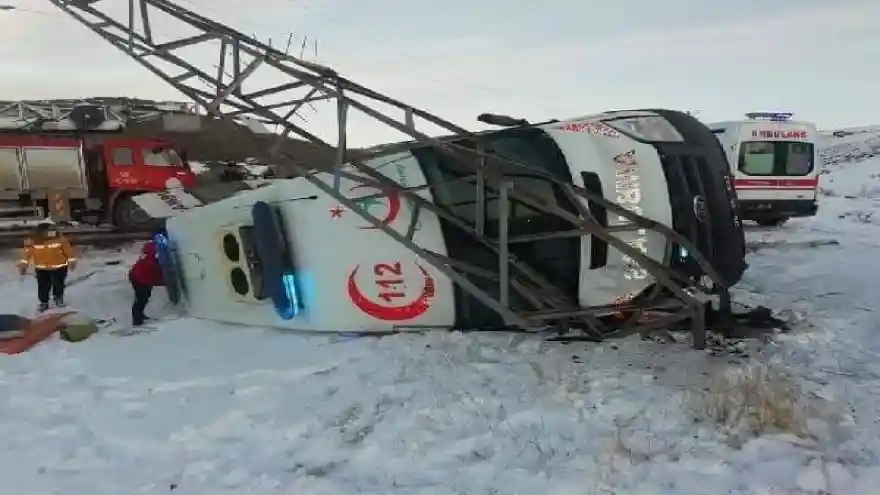 Doğubayazıt'ta Ambulans Direğe Çarparak Yan Yattı