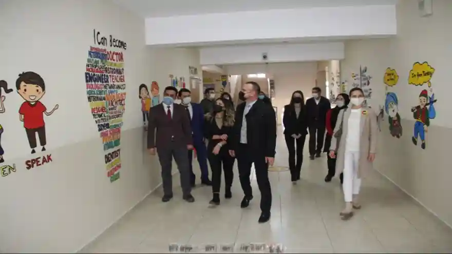 Ağrı’da 321 okul koridorunun duvarları yabancı dil görselleri ile süslendi