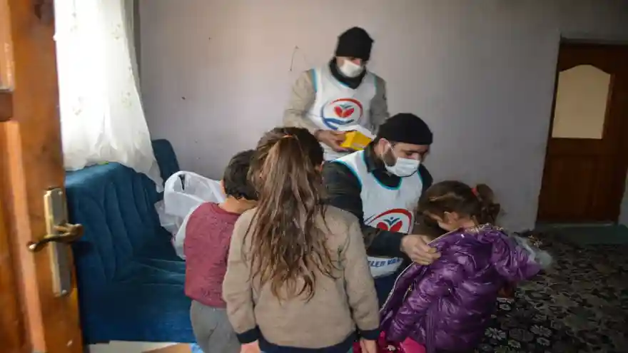 Yetimler Vakfı'ndan Ağrı'daki yetimlere kışlık giyim yardımı yapıldı