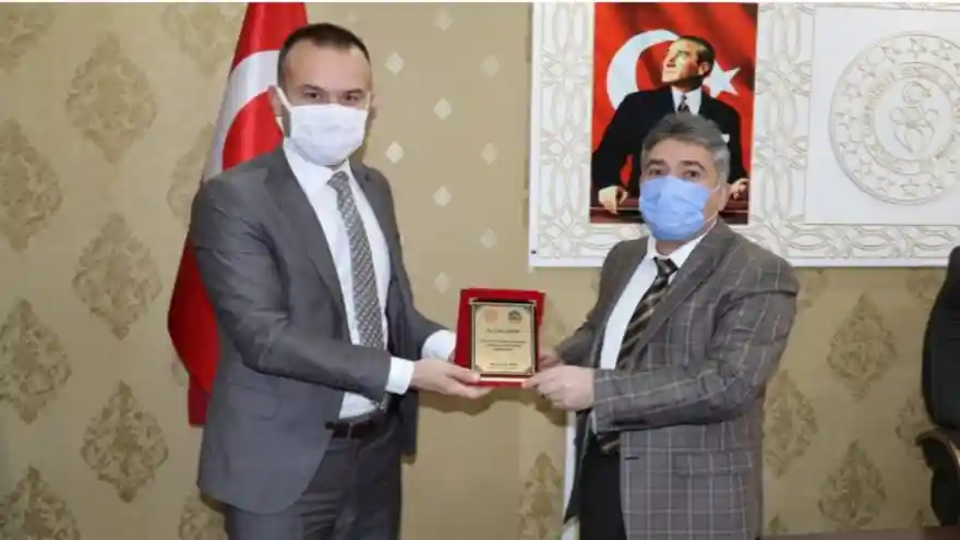 MİLLİ EĞİTİM MÜDÜRÜ TEKİN'DEN KURUM MÜDÜRLERİNE TEŞEKKÜR PLAKETİ