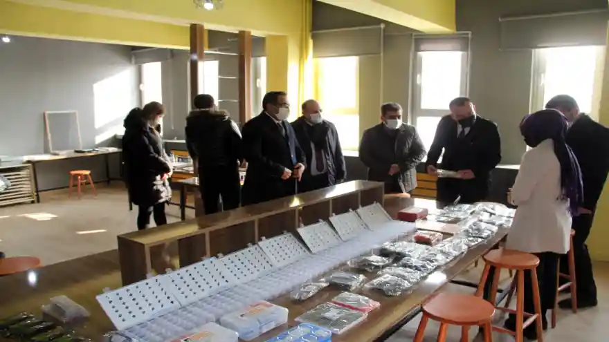 Ağrı’da Diş Hekimi İlhami Yıldız mezun olduğu okula Z Kütüphane kurdu