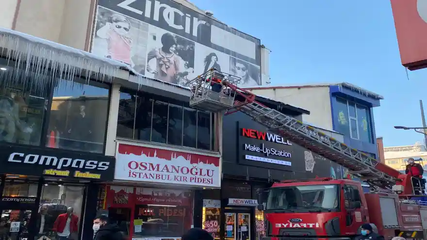Belediye Buz Sarkıtlarını Kırdı