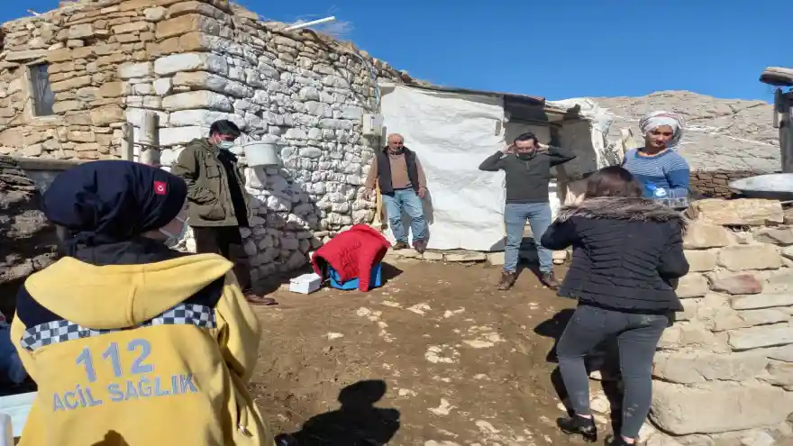  Doğubayazıt 'ta Sağlık Ekipleri kar, kış ve soğuk demeden covid 19 aşısı yapıyor