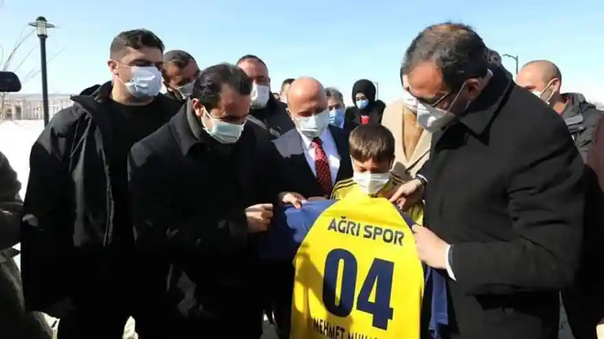 Bakan Kasapoğlu'ndan Spor Tesisi Projesi İçin Söz Alındı