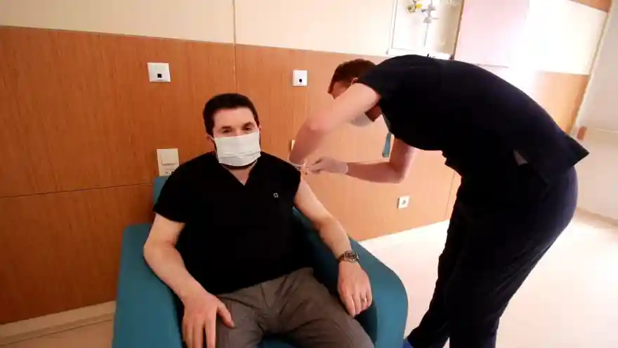 Başkan Sayan ilk doz korona virüs aşısını yaptırdı.