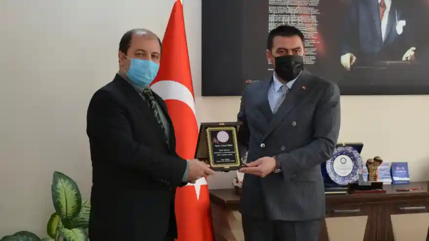 İLÇE MİLLİ EĞİTİM MÜDÜRLÜĞÜ'NDEN CEMAL ERSÜ'YE TEBRİK VE PLAKET