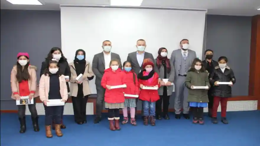 YAZDIĞI KİTAPTAN ELDE ETTİĞİ GELİRLE AĞRILI ÇOCUKLARA TABLET HEDİYE ETTİ