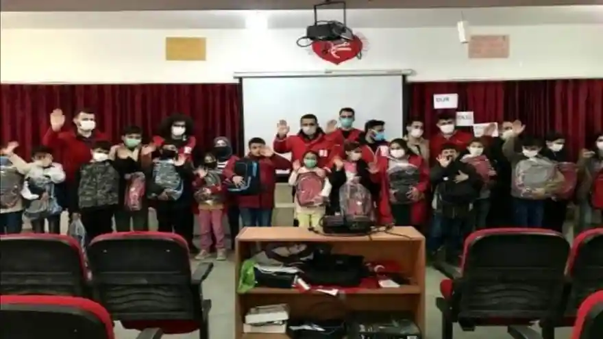 Ağrı Kızılay'dan Öğrencilere Kırtasiye Yardımı